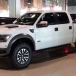 El Toyota Tundra es uno de los camiones más reconocidos por su longevidad. Con su V8 de 5.7 litros, se ha ganado un lugar en la lista de los vehículos más duraderos del mercado. Su mecánica sencilla pero robusta, unida a la fama de Toyota en términos de calidad, lo convierte en una apuesta segura para superar los 800.000 km.