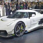 El Koenigsegg Jesko es la prueba de que la ingeniería sueca no conoce límites. Con su V8 biturbo de 5.0 litros y hasta 1.600 CV usando bioetanol, puede superar los 480 km/h, colocándose como uno de los coches más rápidos jamás creados. Su precio ronda los 2,8 millones de dólares, y su producción limitada a 125 unidades lo convierte en una auténtica pieza de colección.