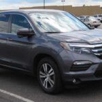 El Honda Pilot, especialmente en su producción de 2015 a 2017, es perfecto para quienes buscan tres filas de asientos y gran capacidad de carga. Con un interior espacioso y un diseño pensado para viajes largos en familia, es una alternativa muy sólida. Además, la reputación de fiabilidad de Honda se refleja en este modelo, siempre que haya recibido un mantenimiento adecuado.