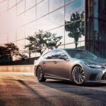 Con un precio inicial de 81.785 dólares, el Lexus LS representa la visión nipona del lujo: discreto, sofisticado y extremadamente fiable. Su interior artesanal combina cuero de alta calidad y acabados en madera, creando una atmósfera serena y minimalista. Es considerado uno de los coches más silenciosos del mercado, lo que convierte cada viaje en una experiencia relajante. Además, hereda la fiabilidad legendaria de Toyota, garantizando tranquilidad durante años.