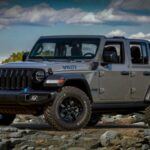 El Jeep Wrangler es un icono todoterreno, pero la longevidad trae problemas. Óxido, fallos de dirección, suspensión y transmisión son habituales después de 100.000 millas. A pesar de su popularidad y capacidades off-road, mantener un Wrangler de alto kilometraje puede resultar caro y desafiante, desdibujando su imagen de coche “irrompible”.