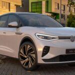 El Volkswagen ID.4 2025, desde $41,760, ha recibido mejoras en pantalla táctil, controles y potencia, logrando una conducción más suave. Su autonomía alcanza hasta 291 millas, y el habitáculo cuenta con asientos cómodos y amplio espacio para familias. Para quienes buscan confort alemán en un EV económico, el ID.4 es una opción confiable.