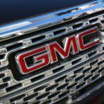 GMC se posiciona en el cuarto puesto en el estudio de confiabilidad de JD Power, con 181 problemas por cada 100 vehículos. Conocida por su producción de camiones y SUVs de alto rendimiento, especialmente el Sierra y el Yukon, GMC se destaca por su capacidad de remolque y su tecnología de punta. Los costos de mantenimiento son razonables, promediando $9,467 en los primeros diez años. Si buscas un vehículo con gran capacidad de carga, fiabilidad y durabilidad, los modelos GMC son una opción de alto rendimiento con un precio justo.