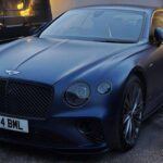 La unión entre gran turismo y prestaciones encuentra su máximo exponente en el Bentley Continental GT Speed. Bajo su capó descansa un W12 biturbo de 6.0 litros y 650 CV, suficiente para catapultarlo de 0 a 100 km/h en solo 3,5 segundos. El habitáculo es una obra maestra del lujo británico, con cuero artesanal, inserciones de madera y la última tecnología en infoentretenimiento. Un coche pensado tanto para cruzar Europa con comodidad como para exprimir su potencia en carretera abierta.
