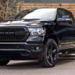 La RAM 1500 completa el tridente de las pick-ups más vendidas en Estados Unidos. Con un precio de partida inferior al de la Tundra, ofrece una experiencia de conducción refinada y una gama de motores que incluyen opciones tan potentes como el HEMI V8 de 395 caballos. Además, ha escalado posiciones en los rankings de fiabilidad, situándose por encima de la Toyota en algunas evaluaciones. Su interior, cómodo y bien acabado, es otro de sus puntos fuertes frente a la competencia.