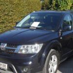 El Dodge Journey 2019 es conocido por su versatilidad y bajo coste en el mercado de segunda mano, pero sus deficiencias en pruebas de impacto lateral lo hacen poco recomendable para quienes priorizan la seguridad. La falta de refuerzos adecuados en su estructura aumentó el riesgo de lesiones, especialmente en plazas traseras. Aunque ofrece un habitáculo espacioso, la seguridad no es su punto fuerte, un factor clave para familias.