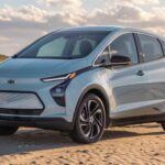 El Chevy Bolt EV brilla por su precio accesible, bajo coste de mantenimiento y autonomía suficiente para la mayoría de conductores. Tras las mejoras de fiabilidad relacionadas con las baterías, se ha consolidado como un modelo eficiente y duradero. En el mercado de ocasión ya se encuentra por debajo de los 25.000 dólares, lo que lo convierte en uno de los eléctricos más económicos y recomendables de 2025.