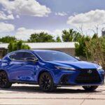 Para quienes buscan lujo accesible, el Lexus NX Hybrid es una alternativa premium cargada de tecnología. Con un sistema híbrido de 240 CV que combina un 2.5 litros con tres motores eléctricos, logra un buen equilibrio entre rendimiento y eficiencia, con medias de 41 mpg en ciudad y 37 en carretera (unos 6 l/100 km). Por 43.000 €, añade confort de primera clase, asistentes avanzados y el refinamiento que caracteriza a Lexus.