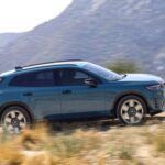 El primer SUV eléctrico de Honda se basa en la arquitectura Ultium de GM, ofreciendo versiones de 212 y 288 hp con autonomías de hasta 494 km. Aunque su interior y maletero no son tan espaciosos como otros modelos eléctricos, su carrocería erguida y estética de vagoneta le otorgan un aire familiar. La conducción es cómoda y el diseño del habitáculo moderno, aunque con cierta falta de carácter dinámico.