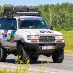 El Land Cruiser es el 4x4 más longevo de la historia de Toyota, debutando en 1951. Destacado por su fiabilidad, capacidad todoterreno y valor de reventa, ha acompañado a millones de conductores en todo el mundo. Entre todas sus generaciones, la 80 Series es considerada la más capaz y emblemática, consolidando la reputación de la marca en cuanto a resistencia y rendimiento off-road.
