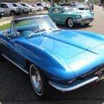 El Corvette Stingray de segunda generación (1963-1967) combinó la potencia estadounidense con avances de ingeniería. Su carrocería de fibra de vidrio reducía peso y mejoraba el rendimiento, mientras que la suspensión trasera independiente y los motores V8 proporcionaban una experiencia de conducción emocionante. El Stingray sigue siendo un modelo influyente en la historia de los deportivos americanos.