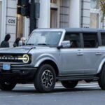 El Ford Bronco destaca por su capacidad off-road y suele equiparse con neumáticos todoterreno de gran tamaño. Sin embargo, ciertos países europeos los prohíben, ya que pueden dañar la infraestructura vial y aumentar la distancia de frenado, priorizando la conservación de las carreteras y la seguridad vial.