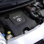 El Toyota 1.4 D-4D es uno de los motores diésel más pequeños y eficientes que Toyota ha fabricado. Instalado en modelos como el Toyota Yaris y Auris, este motor de 75 hp y 125 lb-ft de torque destaca por su excepcional fiabilidad y baja tasa de fallos. Con una vida útil de hasta 450,000 km, el 1.4 D-4D es conocido por su bajo consumo de combustible y facilidad de mantenimiento. Aunque presenta algunos problemas menores, como el ruido de la cadena de distribución, su durabilidad y estabilidad lo han convertido en uno de los motores más fiables en su categoría.