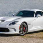 El Dodge Viper es un icono de la potencia pura y el diseño agresivo. Equipado con un motor V10 que inicialmente producía 400 caballos de fuerza, el Viper se ganó el reconocimiento como uno de los muscle cars más emocionantes de todos los tiempos. Su diseño sin concesiones, sin aire acondicionado ni airbags en sus primeras versiones, lo hacía un coche de puristas para los amantes de la velocidad. A lo largo de sus generaciones, Dodge mejoró su seguridad y comodidad, pero el atractivo del Viper siempre estuvo en su imparable motor. Después de la producción de 2017, Dodge descontinuó el modelo, pero aún muchos sueñan con el regreso de este coche legendario.
