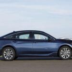 Potencial de vida útil: 245,710 millas
El Toyota Avalon es uno de los sedanes más resistentes de todos los tiempos. Aunque fue descontinuado en 2022, sigue siendo uno de los coches más buscados en el mercado de autos usados debido a su impresionante fiabilidad. Con una vida útil estimada de más de 245,000 millas, este sedán ofrece una comodidad de conducción superior y una durabilidad que lo hace destacar entre sus competidores. Según MotorBiscuit, un propietario de un Avalon puede esperar al menos una década de uso con un mantenimiento regular, lo que lo convierte en una excelente inversión a largo plazo.