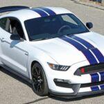 El 2015 Mustang Shelby GT350 marcó el regreso de un modelo legendario que hizo historia en la década de los 60. Equipado con un motor V8 de 5.2 litros y 526 caballos de fuerza, el GT350 no solo era un Mustang más potente, sino también más refinado, con un motor de cigüeñal plano, que ofrecía una entrega de potencia más lineal y un mayor régimen de revoluciones. Este coche fue diseñado para ofrecer una experiencia de conducción más parecida a la de un auto exótico, con una transmisión manual de seis marchas y un sistema de suspensión controlado electrónicamente. El modelo GT350R, una versión aún más extrema, presentó ruedas de fibra de carbono y una suspensión más rígida, convirtiéndolo en un referente de los muscle cars modernos.
