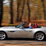 El BMW Z8 no solo fue un modelo elegante, sino también una declaración de intenciones. Con su motor V8 de 5.0 litros de 400 caballos de fuerza heredado del M5, este roadster fue una joya de ingeniería. La estética retro, inspirada en el BMW 507, se combinó con una estructura de aluminio que lo hacía ligero y resistente. Gracias a su caja de cambios manual de seis marchas, el Z8 aceleraba de 0 a 60 mph en 4.7 segundos. Su aparición en la película de James Bond El mundo no es suficiente aumentó su popularidad, convirtiéndolo en un coche icónico.