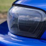 El interior del Prodrive P25 se mantiene bastante sencillo, con lo esencial para una experiencia de conducción auténtica. No se trata de lujo, sino de funcionalidad y pureza. Los asientos bucket de serie, el volante y el conjunto de botones están diseñados para maximizar el rendimiento. Los asientos de carreras opcionales y los arneses Schroth elevan aún más la experiencia para los puristas que buscan una sensación más racing.
