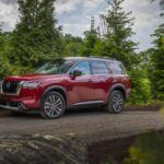 Si tu presupuesto es más ajustado pero aún deseas un SUV fiable y duradero, el Nissan Pathfinder es una excelente opción. Con un precio inicial de $38,040, el Pathfinder es el SUV más asequible de esta lista, y sin embargo, ofrece una excelente relación calidad-precio. Según Car and Driver, el Pathfinder es un SUV cómodo para la familia, con una larga vida útil. Este modelo ocupa el puesto 13 entre los SUV más duraderos según el ranking de iSeeCars. Aunque su precio es bajo, su durabilidad y desempeño lo hacen una opción muy competitiva.