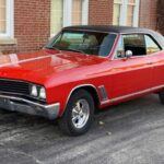 El Buick Skylark 300 de 1967 parecía tener todas las características de un muscle car, pero su motor 300 V8 de 210 caballos de fuerza no le permitió destacar en el ¼ de milla, donde registró 17.2 segundos. Este modelo estaba más orientado a quienes buscaban confort y estilo en lugar de rendimiento. La suspensión suave del Skylark estaba diseñada para ofrecer una conducción cómoda, mientras que su interior de lujo con tapicería de tela y vinilo lo hacía un vehículo atractivo para aquellos que no se preocupaban por los tiempos en pista. Buick vendió más de 100,000 unidades, principalmente a clientes que preferían la estética sin las expectativas de rendimiento.