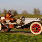 El Peerless Model 60, lanzado en 1912, fue una de las grandes sorpresas en la historia del automóvil estadounidense. Con su motor straight-six de 13.5 litros, el Peerless Model 60 se convirtió en el coche de producción con el motor más grande de la época, un título que compartió con pocos. Su motor masivo, junto con una construcción de lujo, le permitió superar en potencia a muchos de los vehículos de lujo de la época. A pesar de ser un modelo altamente especializado, el Peerless Model 60 dejó una marca significativa en el sector del automóvil, especialmente por su motor gigantesco que lo ponía a la par de otros supercoches de su tiempo.