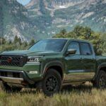 La Nissan Frontier 2024 ha logrado consolidarse como una opción fiable en el mundo de las camionetas medianas. Su versión Pro-4X incluye amortiguadores Bilstein, placas protectoras y un diferencial trasero con bloqueo, todo en un paquete compacto. Con una distancia al suelo de 9,5 pulgadas, la Frontier es capaz de superar a la Defender en cuanto a tracción y fiabilidad en terrenos difíciles, y su precio accesible la convierte en una opción atractiva.