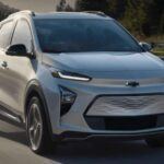 El Chevrolet Bolt regresa en 2027 como una opción asequible y moderna para quienes buscan dar el salto a la movilidad eléctrica. Con una autonomía de 300 millas y un precio de entrada cercano a los $30,000 USD, el nuevo Bolt es una de las opciones más accesibles del mercado. Equipado con la plataforma Ultium, esta versión mejorada del Bolt no solo es asequible, sino que también ofrece tecnología avanzada y un rendimiento impresionante para quienes no quieren sacrificar calidad por precio.
