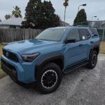 El Heritage Blue es una opción más moderna y sutil dentro de los colores de la 4Runner. Este azul tiene un toque de gris y lavanda, lo que le da un efecto especial según las condiciones de luz, y hace que tu SUV se vea elegante y sofisticado. Es un color que transmite profundidad y refinamiento, pero sin ser rimbombante. Si buscas un color que te permita destacar en la carretera sin perder esa sensación de clase, el Heritage Blue es el tono ideal. Además, el color metálico le da una textura sutil que se ve perfecta bajo la luz del sol.