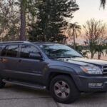 La Toyota 4Runner es un clásico entre las SUV de alto rendimiento. Con su construcción sobre un chasis de camión, esta SUV es famosa por su resistencia y capacidad todoterreno. Los propietarios de la 4Runner a menudo la conservan durante 15 años o más porque su fiabilidad y durabilidad siguen intactas. Además, su interior sencillo y funcional se ha convertido en uno de sus mayores atractivos, haciendo que sea la opción preferida para aquellos que buscan una SUV sin lujos innecesarios, pero con un rendimiento incuestionable.