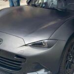 El Mazda MX-5 Miata 2025 es un roadster liviano y enfocado en el conductor que mantiene la esencia de la fiabilidad japonesa a través de su diseño simple y eficiente. La Miata es famosa por su manejo ágil y su capacidad para enfrentarse a carreteras sinuosas con gran facilidad. Aunque el espacio interior es reducido y el maletero algo pequeño, la fiabilidad de la Miata ha sido probada a lo largo de los años. Muchos conductores han mantenido este vehículo por más de una década, con pocos problemas mecánicos, lo que demuestra que Mazda ha logrado mantener su reputación de fiabilidad.