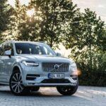 El Acura MDX es un SUV familiar que combina la fiabilidad de Honda con el lujo de Acura, resultando en un vehículo duradero y sofisticado. Con un tren motriz sólido y un diseño que prioriza la comodidad, muchos propietarios mantienen sus MDX durante más de una década, superando cómodamente las 200,000 millas. Aunque pueden surgir algunos problemas menores con el tiempo, el MDX es conocido por su longevidad y bajo costo de mantenimiento, lo que lo convierte en una excelente opción para quienes buscan fiabilidad y lujo a largo plazo.
