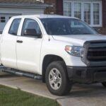 La Toyota Tundra ha ganado una reputación de ser una camioneta casi indestructible, y la segunda generación (2015-2021) no es la excepción. Con su motor potente y una cabina y cama de carga más grandes, esta camioneta es perfecta para trabajos duros y remolque. Aunque algunos modelos de esta generación han tenido problemas con la bomba de inyección de aire, este es un defecto fácil de solucionar y no afecta la durabilidad general del vehículo. Con un mantenimiento regular, la Tundra es capaz de superar las 200,000 millas sin mayores problemas, lo que la convierte en una excelente opción a largo plazo.