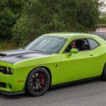 Con su imponente motor V8, el Dodge Challenger es uno de los coches más difíciles de controlar en la carretera. MotorBiscuit lo colocó en el top 5 de los coches más detenidos en 2025. El sonido rugiente del motor y su capacidad para acelerar rápidamente hacen que muchos conductores se vean involucrados en carreras informales en semáforos, lo que aumenta las probabilidades de recibir multas por exceso de velocidad. Los dueños de muscle cars como el Challenger a menudo desafían los límites de velocidad, y su popularidad como vehículo para 