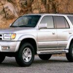 El 1999 Toyota 4Runner Limited es considerado por muchos como el mejor modelo de la tercera generación. Este modelo incorpora un sistema de transferencia multimodo, que permite una transición fluida entre 2WD, 4WD y 4LO, además de bloquear el diferencial central en condiciones difíciles, lo que aumenta la capacidad todoterreno del vehículo.

Lo que hace al 1999 4Runner tan especial es la combinación del sistema de tracción A-TRAC con el diferencial trasero electrónico de bloqueo. Esta combinación proporcionó la máxima tracción en terrenos desafiantes, desde rocas hasta barro profundo, y lo convirtió en un vehículo todoterreno muy buscado. Además, mejoras en calidad de construcción y confort lo hacen aún más atractivo para los coleccionistas.