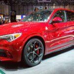 El Alfa Romeo Stelvio Quadrifoglio marcó el regreso de Alfa Romeo al mercado de los SUV, y lo hizo con un vehículo que no solo es hermoso, sino también extremadamente potente. Con un motor V6 biturbo de 2.9L que entrega 505 caballos de fuerza, el Stelvio Quadrifoglio es el SUV más rápido en su segmento, superando a modelos como el BMW X3 M o el Porsche Macan Turbo. A pesar de ser un SUV, mantiene la esencia de Alfa Romeo con un diseño deportivo, una conducción dinámica y un rendimiento excepcional. Su suspensión más rígida y su enfoque en el rendimiento lo hacen ideal para los amantes de la conducción deportiva, aunque puede no ser tan cómodo para los pasajeros en viajes largos.