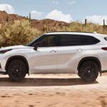 Con un precio base de $40,320, el Toyota Highlander es otro SUV excelente para familias, ofreciendo tres filas de asientos para una capacidad de hasta siete pasajeros. Además, está equipado con características de seguridad avanzadas como monitores de punto ciego, asistencia de estacionamiento y control de crucero adaptativo, que mejoran la experiencia de conducción y la seguridad. El Highlander también es conocido por su fiabilidad y eficiencia de combustible, lo que lo convierte en una opción ideal para quienes buscan un SUV cómodo, práctico y económico.