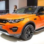 El Land Rover Discovery Sport es la oferta más asequible de Land Rover, pero está claro por qué. Con una plataforma desactualizada, que lleva más de una década en el mercado, este modelo no ofrece la calidad que uno esperaría de una marca premium. Su aceleración lenta, manejabilidad rígida y pésima eficiencia de combustible son solo algunos de los puntos débiles. Además, la fiabilidad ha sido un problema constante, lo que hace que pagar el precio elevado solo por el nombre de la marca no sea una buena idea.