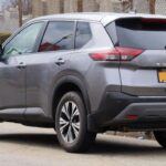 El Nissan Rogue Hybrid 2023 es otro SUV híbrido que, aunque ofrece varias ventajas, tiene un problema significativo de disponibilidad. Este modelo ha sido difícil de encontrar en algunos mercados debido a su producción limitada, lo que puede ser un inconveniente importante para los compradores interesados. Además, la escasez de unidades podría hacer que tengas que esperar más de lo esperado o incluso viajar para encontrarlo. Si estás decidido por un modelo específico, es importante estar preparado para ser paciente o explorar alternativas.