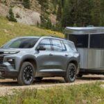 El Chevrolet Traverse se destaca por su espacio generoso y su capacidad para acomodar hasta ocho pasajeros con comodidad. Sin entrar en excesos, este SUV se adapta perfectamente a las necesidades de las familias modernas, combinando un manejo tranquilo y una infotainment fácil de usar, con acceso directo a la tercera fila de asientos. No hay pretensiones innecesarias, solo un vehículo confiable y práctico para viajes largos, trayectos al colegio y todas las actividades familiares. Además, su conducción suave y sin sobresaltos lo convierte en una opción ideal para quienes priorizan la comodidad y el espacio sin tener que recurrir a un SUV de lujo costoso.