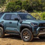 La Toyota 4Runner ha recorrido un largo camino en cuanto a tecnología. En sus primeros modelos de 1984, opciones como el aire acondicionado, radio AM/FM, y hasta el reloj digital eran consideraciones adicionales que requerían extra. Para 2025, la 4Runner ha integrado tecnologías modernas que muchos conductores dan por sentadas. Apple CarPlay, Android Auto, y un sistema de sonido premium de 15 altavoces JBL son solo algunas de las mejoras. Además, el sistema de cámara de reversa y el monitor de vista panorámica ofrecen una mayor seguridad y comodidad. El salto desde una radio AM/FM hasta sistemas de conectividad de última generación refleja cómo la 4Runner se ha mantenido competitiva y en sintonía con las demandas de los consumidores.