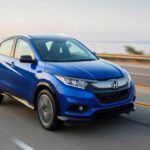El Honda HR-V es uno de los SUV más confiables y versátiles, con un valor de reventa del 55,4 por ciento. Este pequeño crossover ofrece una excelente economía de combustible y un interior sorprendentemente espacioso, lo que lo convierte en una opción popular para quienes buscan un vehículo compacto pero práctico. Aunque algunas versiones tienen un viaje algo entumecido, su durabilidad y el espacio de carga hacen que este modelo mantenga su valor mucho más tiempo que otros en su clase.

Ventajas: Impresionante economía de combustible, excelente almacenamiento de carga, interior duradero.

Contras: Sonido del motor zumbante, viaje incómodo en carreteras en mal estado.