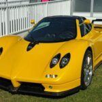 El Pagani Zonda es un coche de lujo y diseño, con una estética que nunca pasa desapercibida. Sin embargo, su mantenimiento no es para los débiles de corazón. Las panes de la carrocería son específicas para el modelo, lo que significa que los accidentes pueden resultar extremadamente costosos. Si tienes el modelo con motor V6, te enfrentarás a otro reto: muchos de sus componentes ya no están en producción, lo que hace que las reparaciones sean complicadas y caras. Además, los problemas recurrentes con el sistema eléctrico pueden ser difíciles de resolver. Si te enamoras de su diseño y rendimiento, prepárate para enfrentar una costosa realidad de mantenimiento.

Ventajas: Diseño espectacular, motor potente, exclusividad total.

Contras: Piezas difíciles de encontrar, reparaciones costosas, problemas eléctricos recurrentes.