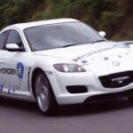 Mucho antes de que el hidrógeno sonara como una alternativa real, Mazda ya había experimentado con él en su RX-8 Hydrogen RE. Presentado en 2004, podía funcionar tanto con gasolina como con hidrógeno gracias a un motor rotativo adaptado. Aunque se ofreció en leasing para empresas en Japón y se enviaron algunas unidades a Noruega para pruebas, su autonomía reducida y la falta de infraestructura condenaron el proyecto. Un adelantado a su tiempo… que llegó demasiado pronto.