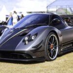 El Pagani Zonda, uno de los supercoches más deseados y exclusivos del mundo, nunca ha sido homologado para EE. UU.. La razón principal es que el Zonda no cumplía con los estándares de emisiones y seguridad del país. Fabricado con materiales de fibra de carbono y una potente motorización Mercedes AMG V12, el Zonda fue uno de los vehículos más exclusivos y caros jamás fabricados, con precios que superaban el millón de dólares. Aunque algunos Zondas han sido importados bajo el Show and Display Rule, que permite la importación de vehículos que no cumplen con las regulaciones si se usan solo para exhibiciones, la mayoría de estos coches nunca pisaron suelo estadounidense debido a los altos estándares de homologación.