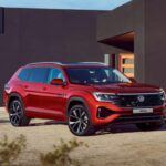 Un aspecto que resalta al nuevo Atlas es su capacidad para remolcar hasta 2.268 kg. Con un enganche de remolque de serie, el Atlas es ideal para quienes disfrutan de actividades como acampar o remolcar caravanas, botes u otros vehículos. Este SUV ha sido diseñado para adaptarse perfectamente a las necesidades del mercado estadounidense, donde el remolque es una actividad muy común.