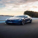 Con 405 millas de autonomía y un precio de partida de 94.990 dólares, el Tesla Model S mantiene su estatus de referencia en el segmento de berlinas eléctricas. Su aceleración fulminante, el avanzado sistema Autopilot y un interior minimalista pero funcional lo convierten en un vehículo que sigue marcando tendencia, tanto en innovación como en eficiencia.