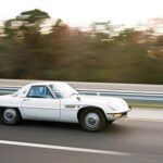 El Mazda MX-5 Miata es probablemente el coche deportivo más reconocido de la marca, y uno de los más emblemáticos a nivel mundial. Lanzado en 1989, el Miata fue una vuelta al concepto del roadster ligero y accesible, algo que hacía falta en un mercado dominado por autos deportivos más caros y pesados. Con un motor delantero, tracción trasera y una carrocería ligera, el Miata ofreció una experiencia de conducción pura, algo que muchos autos modernos han perdido. Gracias a su precio asequible, su diseño atractivo y su comportamiento en carretera, el MX-5 se ha mantenido como el roadster más vendido del mundo, y sigue siendo un emblema de la filosofía de conducción de Mazda.