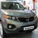 El Kia Sorento de 2011 a 2013 es otro SUV que tiene fama de presentar problemas frecuentes con la transmisión. Estos fallos provocan cambios bruscos en las marchas, lo que reduce la conducción suave y la fiabilidad general del vehículo. Aunque ofrece asientos para tres filas, el espacio es bastante limitado y no resulta práctico para viajes largos en familia. Además, los materiales del interior no envejecen bien, con recubrimientos que se pelan y ruidos molestos con el tiempo. Si buscas un SUV con una buena relación calidad-precio y longevidad, este modelo de Sorento no será tu mejor opción.
