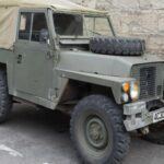 El Land Rover Series III es un SUV clásico que representa la durabilidad en su máxima expresión. Su diseño icónico y su construcción robusta lo han convertido en un símbolo del off-road. Con su confiable rendimiento y su atractivo atemporal, el Series III sigue siendo uno de los vehículos más queridos por los entusiastas de la conducción todoterreno. Su influencia en el diseño de SUV modernos es innegable, y su capacidad para atravesar terrenos difíciles lo ha asegurado un lugar especial en la historia del automóvil.