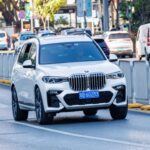 El BMW X7 es la combinación perfecta entre lujo y potencia. Este SUV ofrece una capacidad de remolque de hasta 7,500 libras, lo que lo convierte en una opción ideal para aquellos que buscan un vehículo de lujo que no sacrifique el rendimiento. Con su potente motor y una conducción suave, el X7 es un placer al volante incluso cuando está remolcando cargas pesadas. El interior está lleno de materiales de primera calidad y tecnología de última generación, lo que asegura que cada viaje sea cómodo y placentero. Para aquellos que desean lo mejor de ambos mundos, el BMW X7 es la opción definitiva.